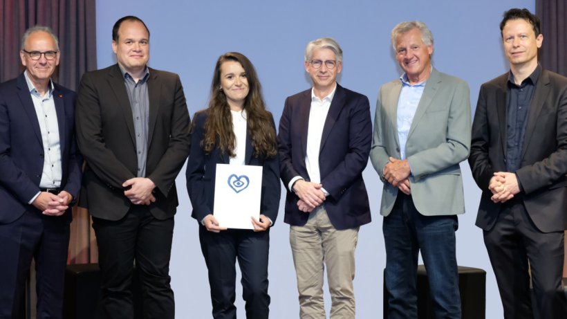 Sechs Personen bei einer Preisverleihung. Die Preisträgerin Dr. Betül Toprak...