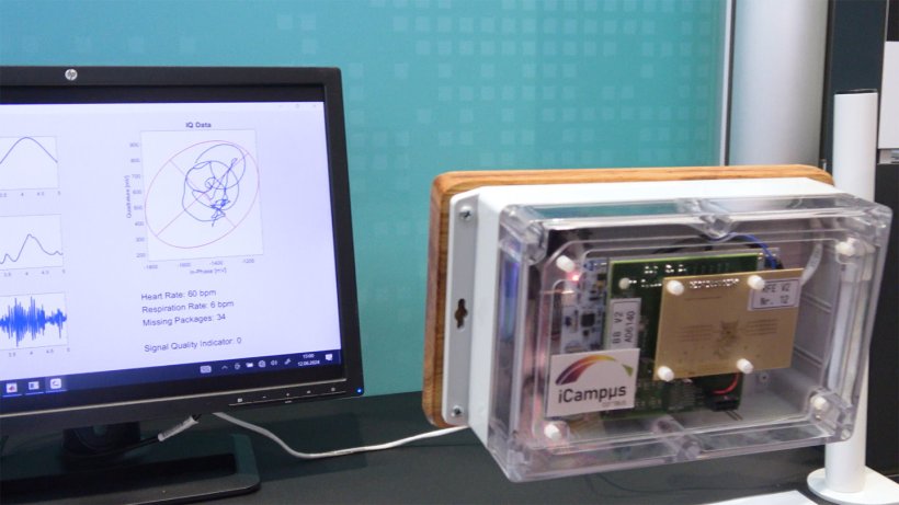 Eine durchsichtige Plastikbox mit Platinen und anderer Elektronik ist über ein...