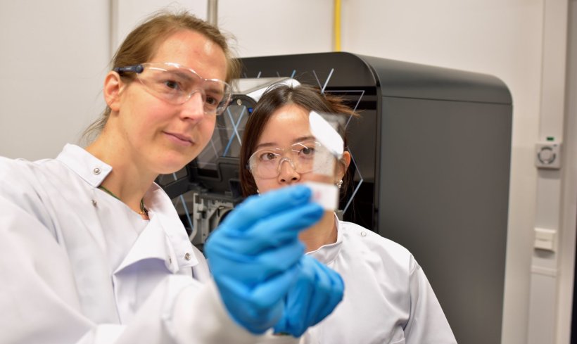 Prof. Nicole Strittmatter und Wei Chen stehen mit einer Gewebeprobe vor einem...