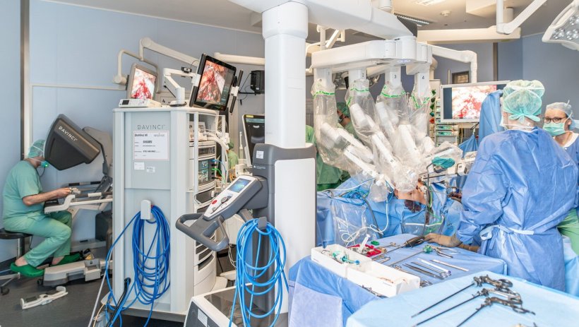 Ein Chirurgie-Team führt eine roboter-assistierte Operation durch