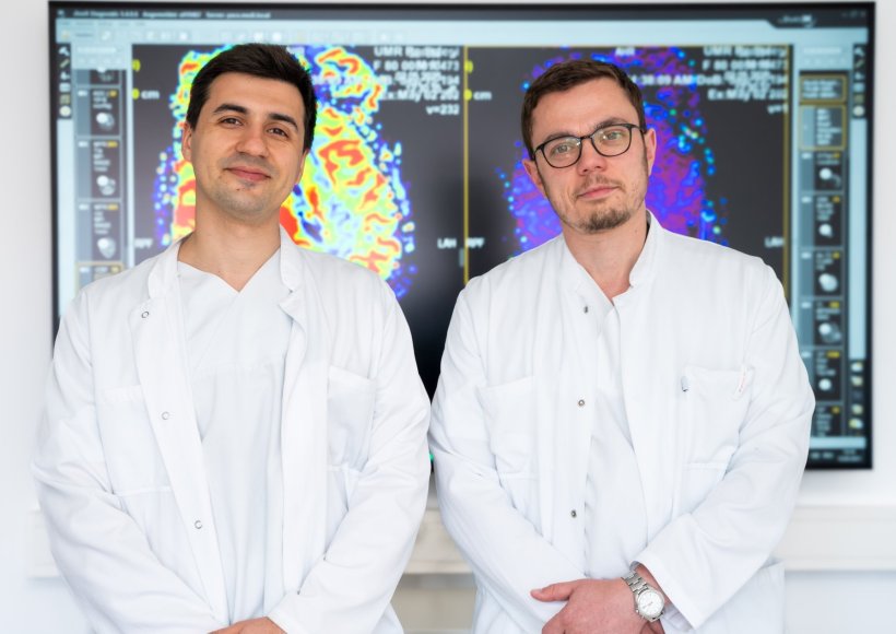Dr. Artem Rafaelian und PD Dr. Daniel Dubinski stehen nebeneinander vor einem...