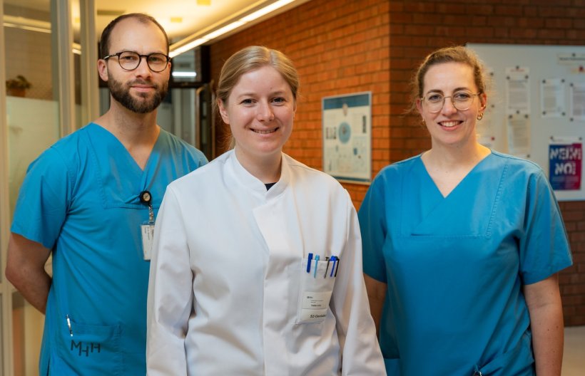 Dr. Benjamin Seeliger, Christine Ehlers und Dr. Dr. Theresa Graalmann stehen...