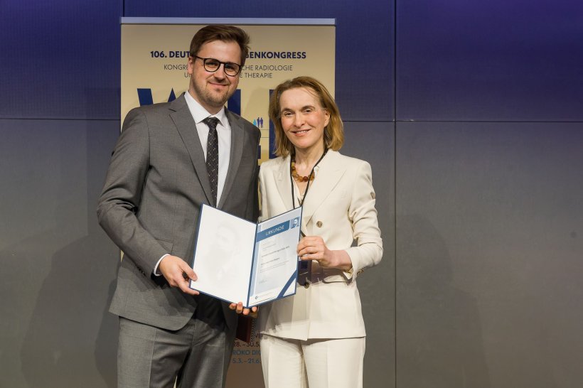 Die beiden Preisträger mit Urkunde