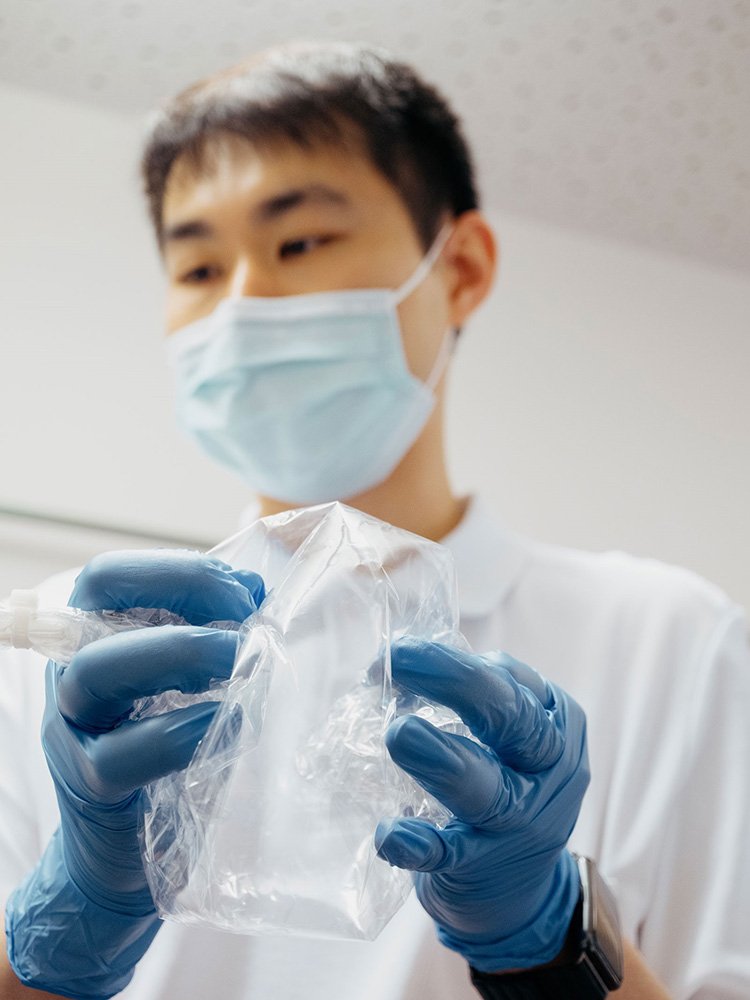 Bild von Erstautor Jiafa Zeng. Mann der einen Plastikbeutel hält.