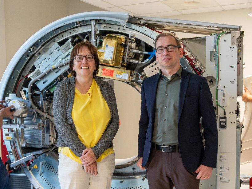 Prof. Mechthild Krause und Prof. Christian Richter stehen vor einem...