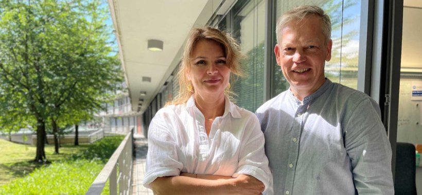 Dr. Mina Lyutenska und Prof. Lorenz Grigull stehen auf der Veranda eines...