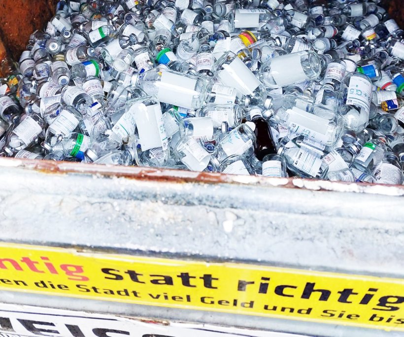 Blick in einen Abfallcontainer, der mit Glasabfall aus einem Krankenhaus...