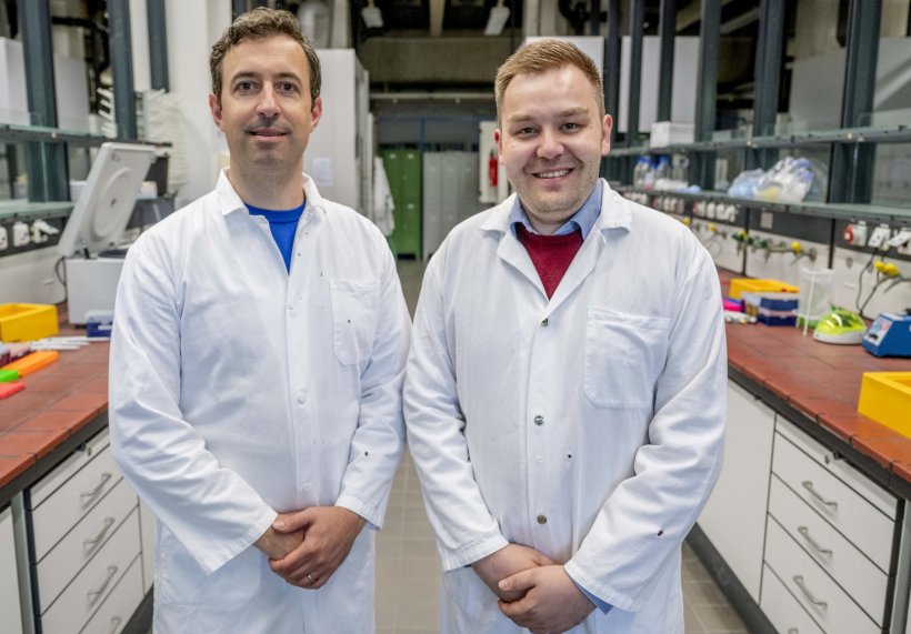 Carlos Plaza Sirvent und Johannes Karges stehen nebeneinander in einem Labor