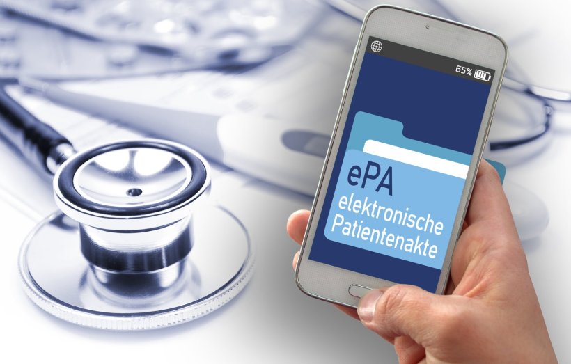 Eine Hand hält ein Smartphone mit einer vereinfachten Abbildung der...
