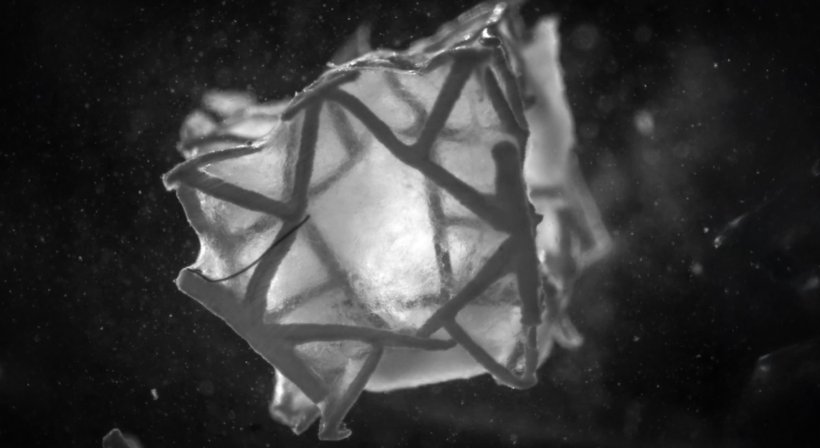 Schwarzweiß-Aufnahme einer 3d-gedruckten würfelartigen Struktur mit...