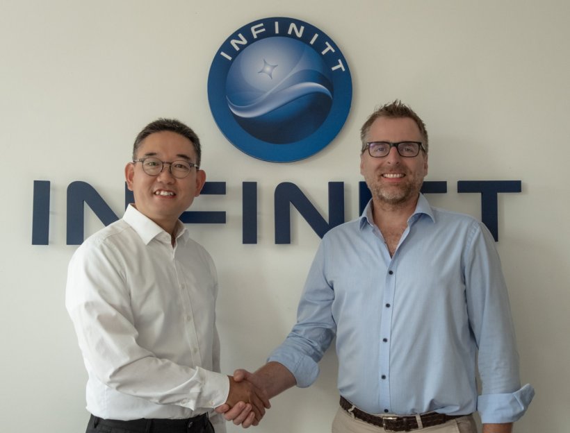 Kevin Lim und Lars Thursar schütteln einander die Hand und schauen in die...