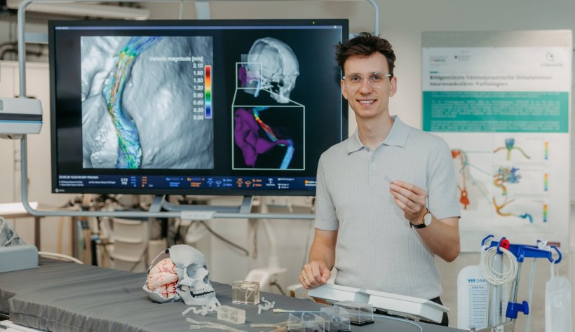 Janneck Stahl mit einem Stent in der Hand
