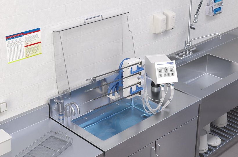 Isometrische Draufsicht auf ein Ultraschallbad zur Aufbereitung robotischer...