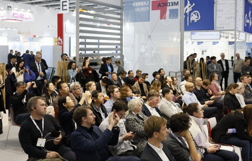 Zahlreiche Zuschauer blicken auf der Medizinmesse Medica von ihren Stühlen aus...