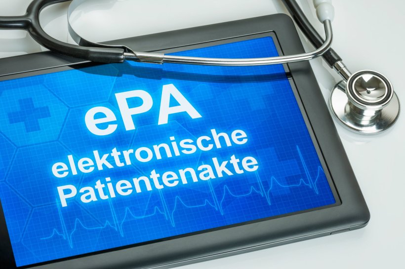 Ein Tablet mit der Aufschrift ePA - elektronische Patientenakte auf dem...