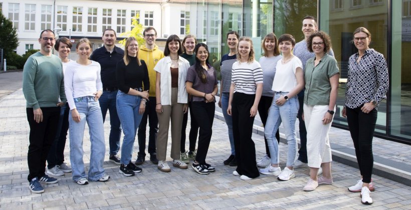 Gruppenfoto mit 16 Personen im Innenhof einer Universitätsklinik