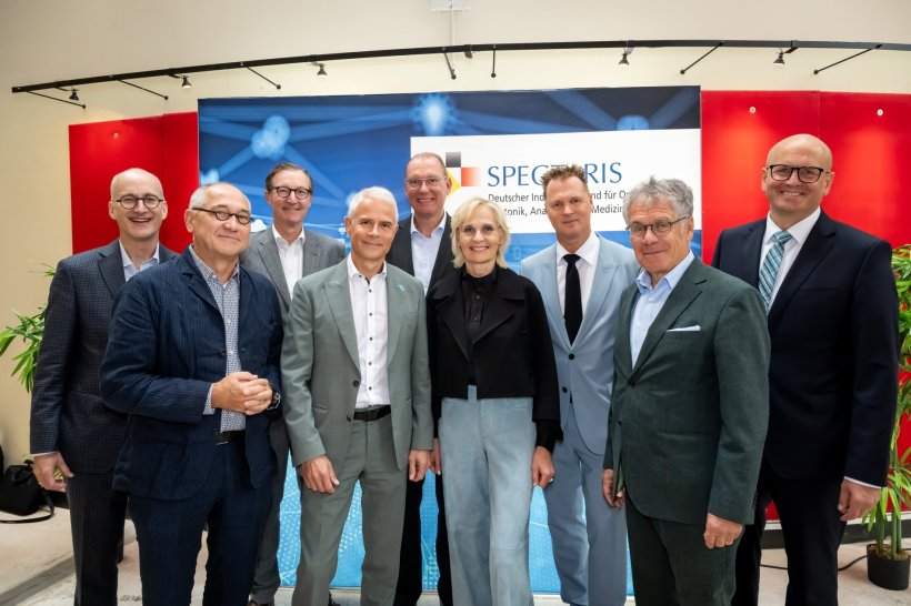 Gruppenfoto mit neun Personen