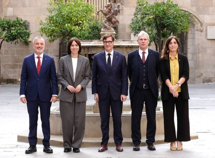 Gruppenfoto mit fünf Personen vor einem Springbrunnen mit Pferdeskulptur in...