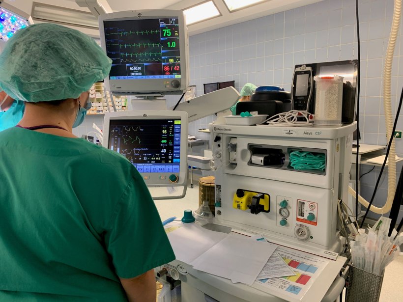 Ein Anästhesist in grüner OP-Kleidung überwacht in einem Operationssaal die...