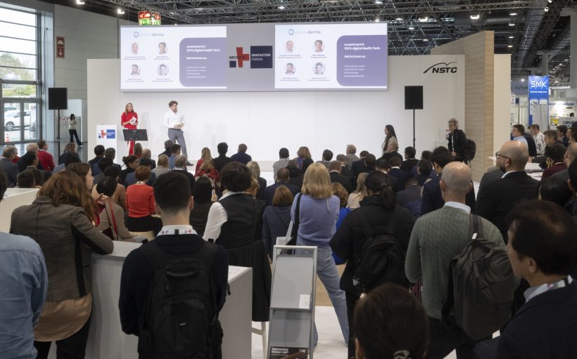 Zahlreiche Zuschauer blicken auf der Medizinmesse Medica von ihren Stühlen aus...