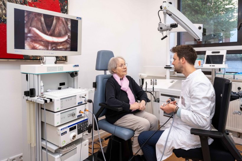 Ein Arzt und seine Patientin sitzen sich im Raum eines Krankenhauses...