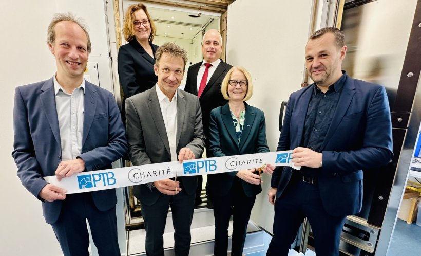 Sechs Personen posieren für ein Gruppenfoto. Die Männer ganz links und rechts...