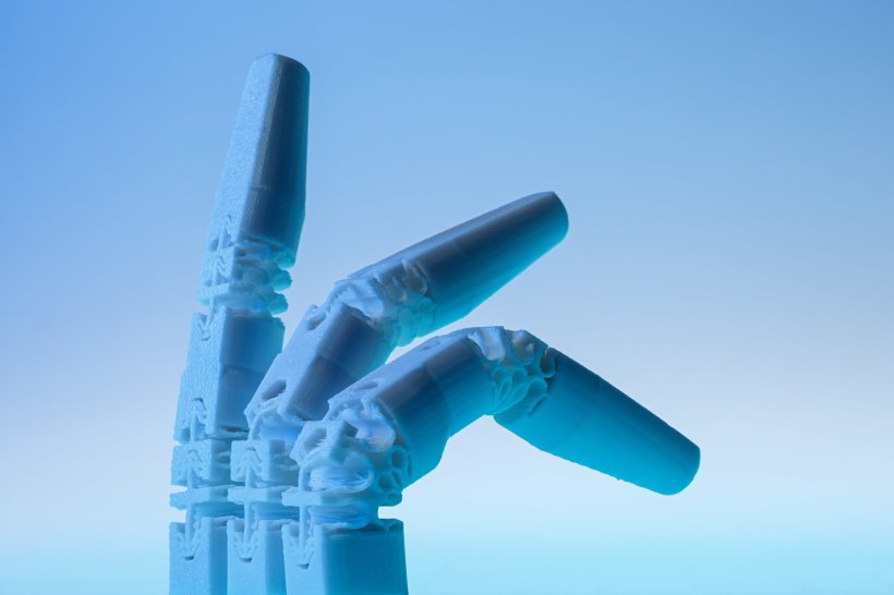 Eine 3D-gedruckte Handprothese, deren Finger in drei Beugungsgraden...
