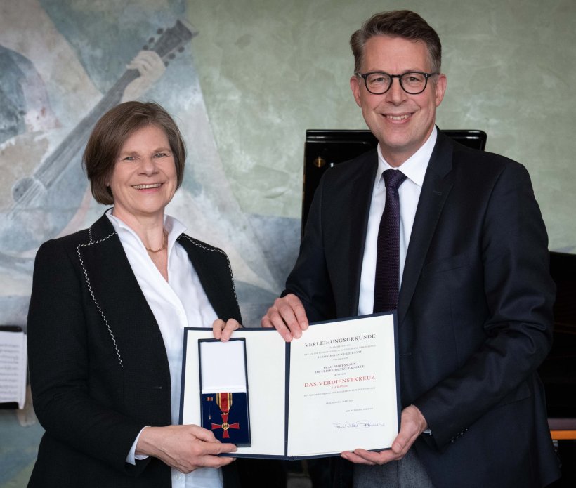 Prof. Dr. Ulrike Protzer erhält das Bundesverdienstkreuz vonWissenschafts- und...