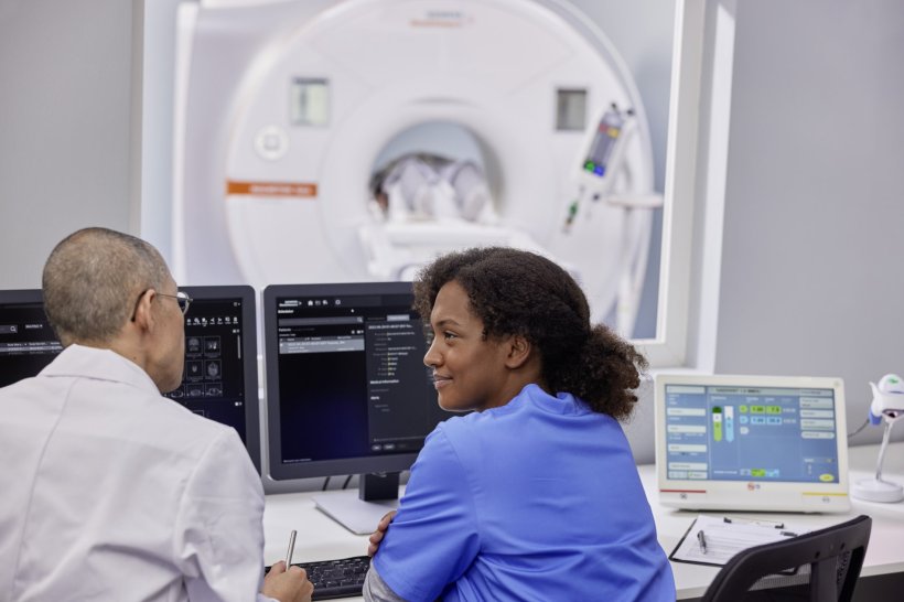 Radiologenteam bei der Untersuchung von Scans (Symbolbild)