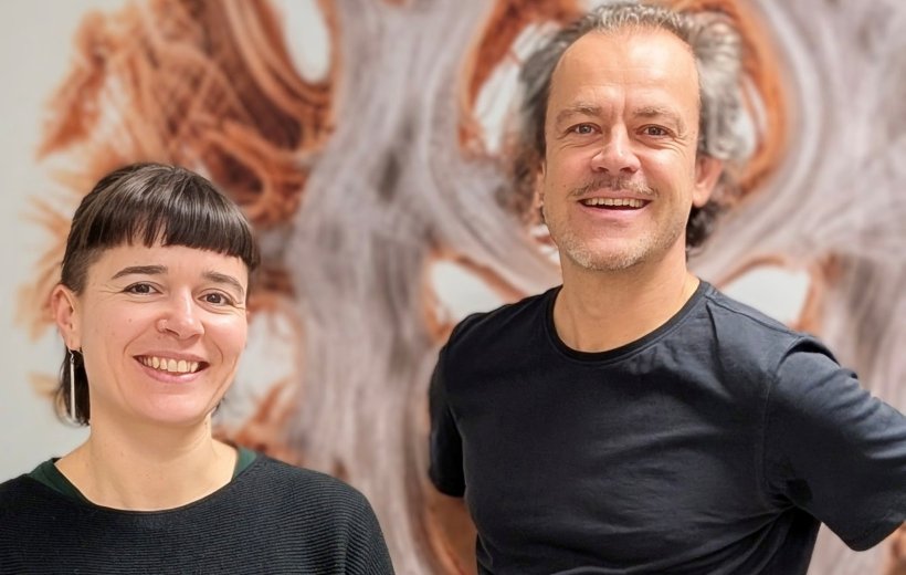 Dr. Samira Epp und Prof. Dr. Valentin Riedl stehen nebeneinander vor einer...