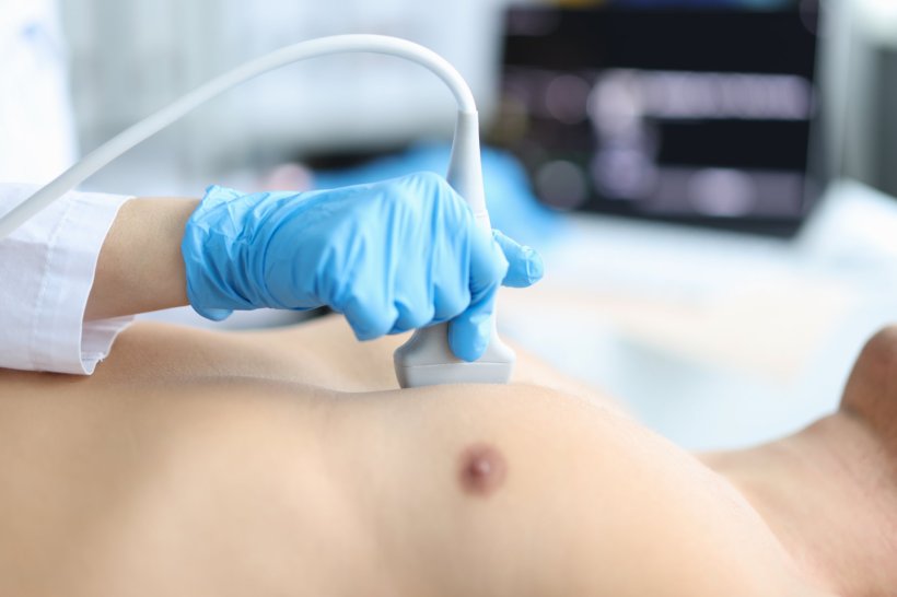 Die rechten Hand einer Ärztin im blauen Gummihandschuh hält eine...