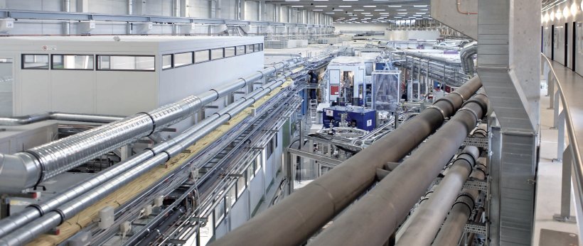 Eine große Halle, in der die Forschungsanlage P05 untergebracht ist