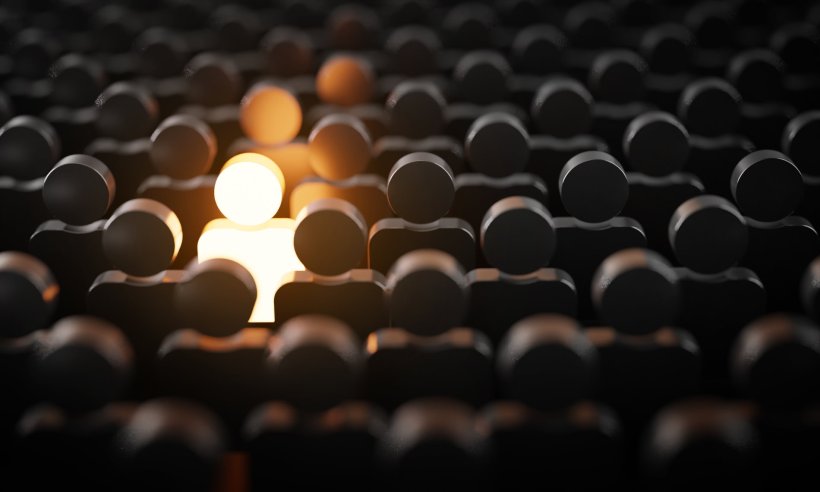 Zahlreiche dunkle Spielfiguren sind in mehreren Reihen hintereinander...