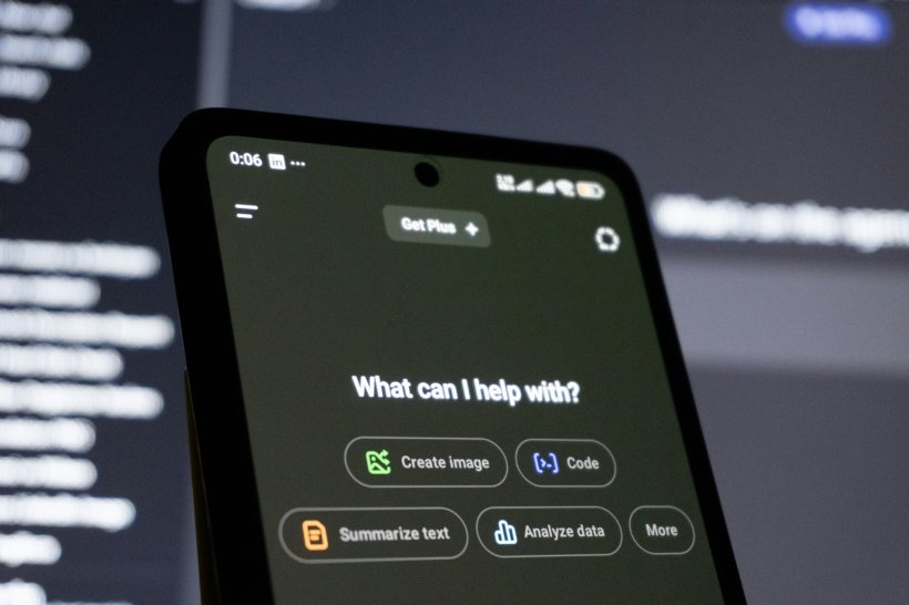 Ein Smartphone mit einem KI-Sprachassistenten, der den Nutzer mit der Frage:...