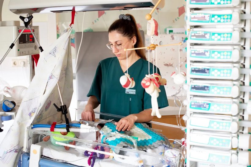 Eine Mitarbeiterin der Neonatologie überwacht den Gesundheitszustand eines...