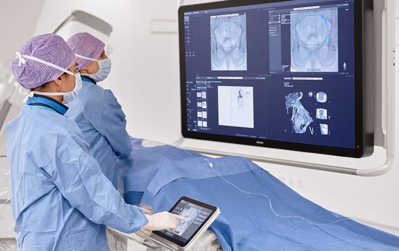 Zwei mediziner führen einen minimalinvasiven Eingriff an einem Patienten...