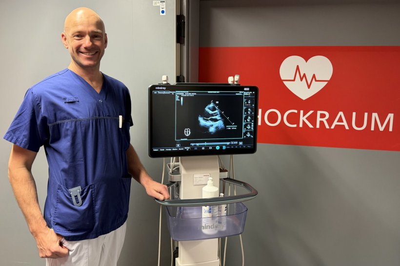 Dr. Christoph Schmitz mit dem TEX20-Ultraschallsystem von Mindray