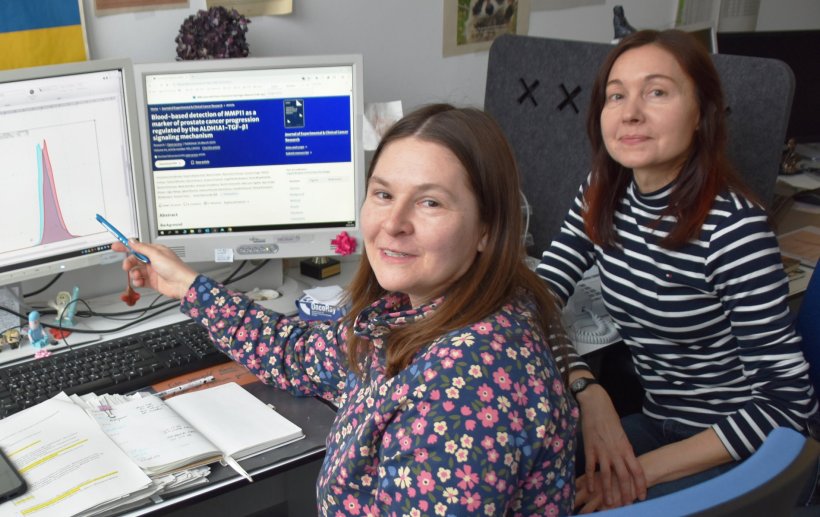 Dr. Ielizaveta Gorodetska und Prof. Anna Dubrovska sitzen an einem Schreibtisch...