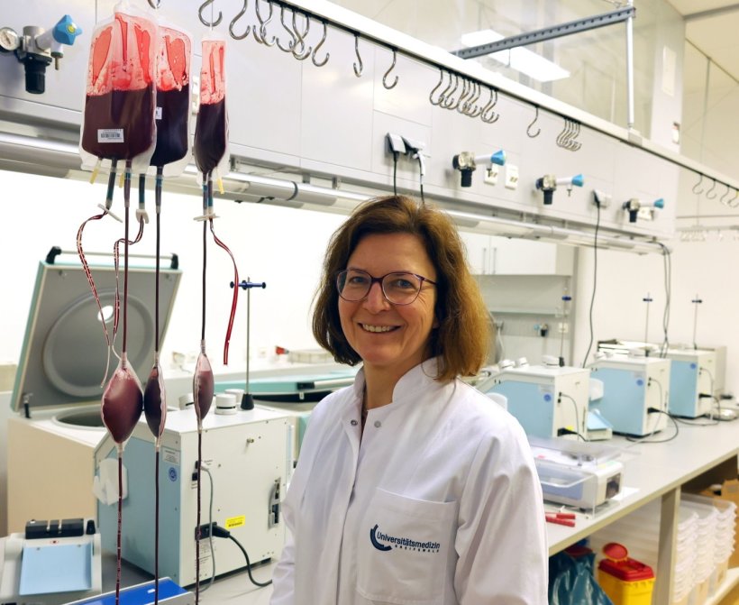 Priv. Doz. Dr. Konstanze Aurich steht in einem Raum für Transfusionsmedizin,...