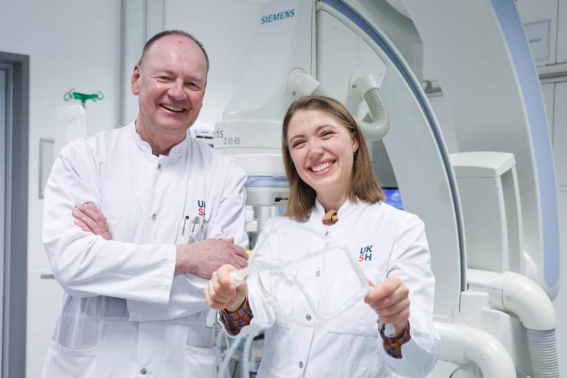 Prof. Dr. Olav Jansen und Dr. Mariya Pravdivtseva stehen mit einem...