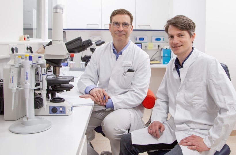 Prof. Georg Griesinger und Dr. Simon Graspeuntner sitzen in weißen...