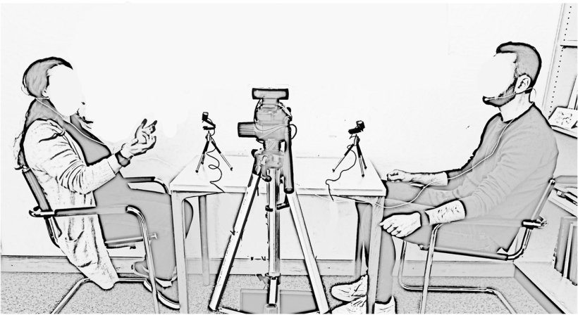 Stilisiertes Foto von zwei Personen, die sich an einem kleinen Tisch...