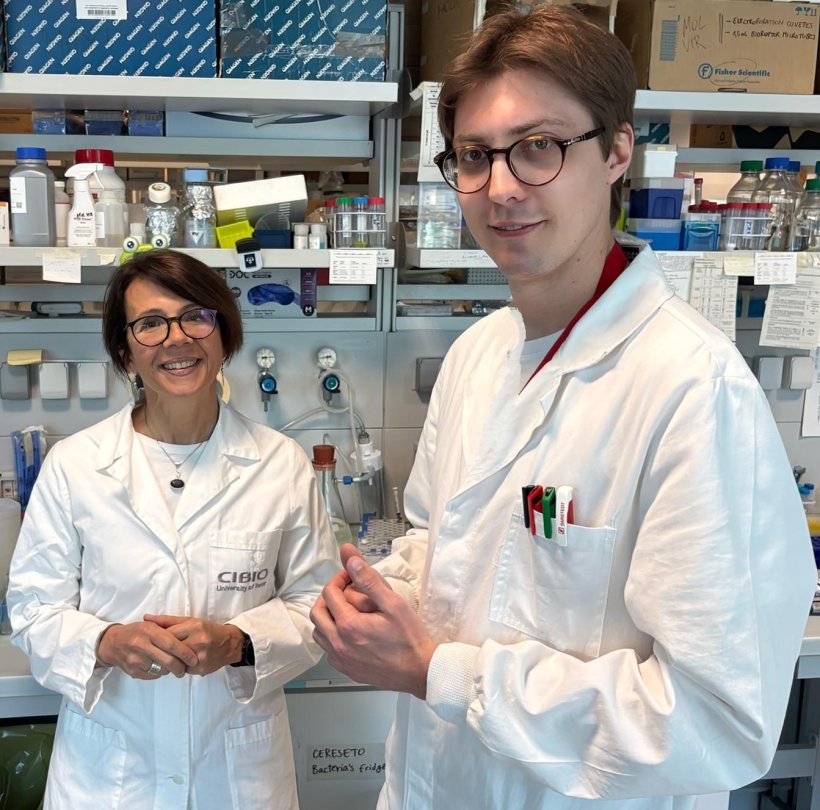 Anna Cereseto and Alessandro Umbach are standing in a medical laboratory...