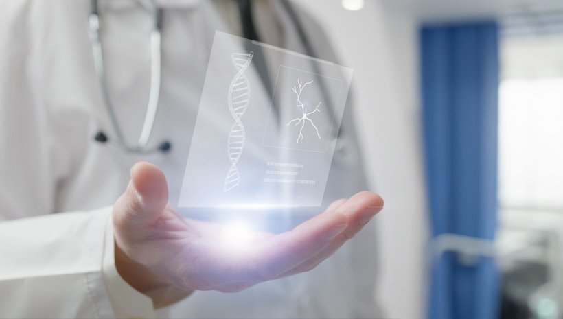 Arzt hält Hologramm mit DNA-Modell