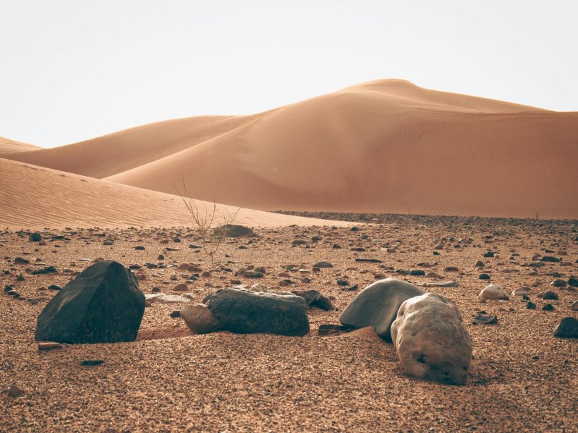 Wüstenlandschaft mit großen Steinen auf dem Sand