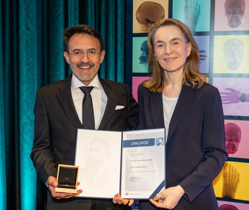 Prof. Dr. Christiane Kuhl überreicht Prof. Hubertus Pietsch die...