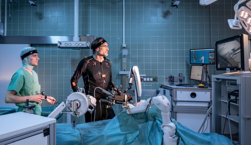 Prof. Dirk Wilhelm und Luca Wegener im Experimental-OP des TUM Klinikums, der...