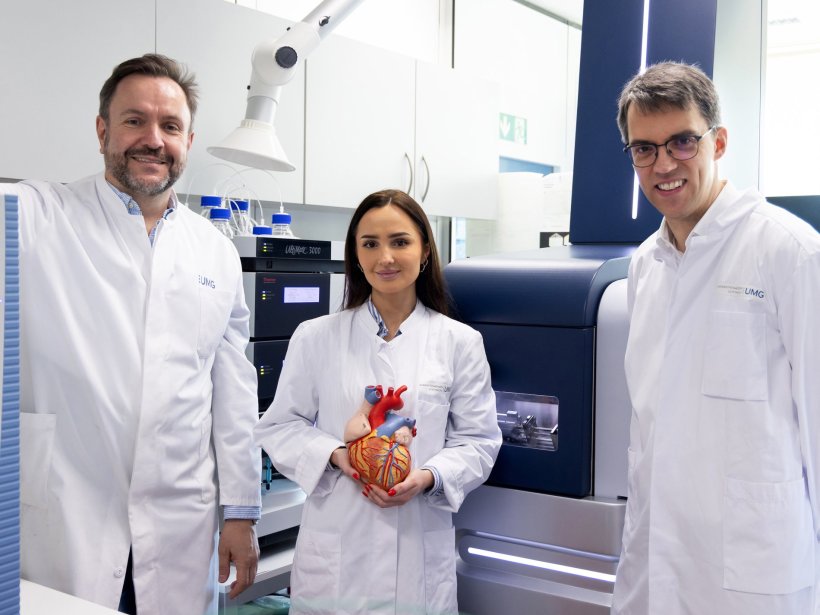 Dr. Christof Lenz, Dr. Aiste Liutkute und Prof. Dr. Niels Voigt stehen...