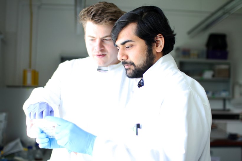 Dr. Florian Buchholz und Dr. Surajit Pal stehen nebeneinander im Labor und...
