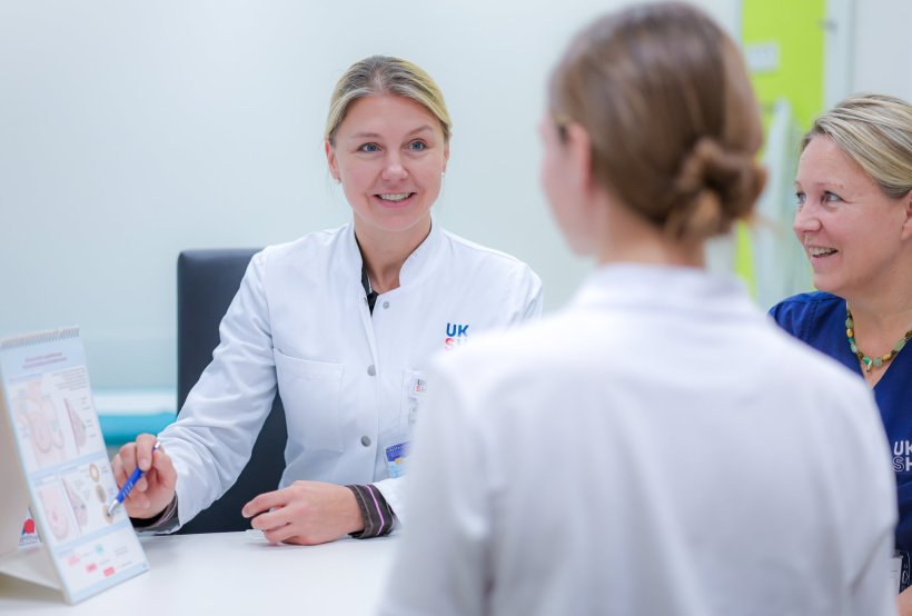 Prof. van Mackelenbergh und Breast Care Nurse Beata Jensen sitzen an einem...